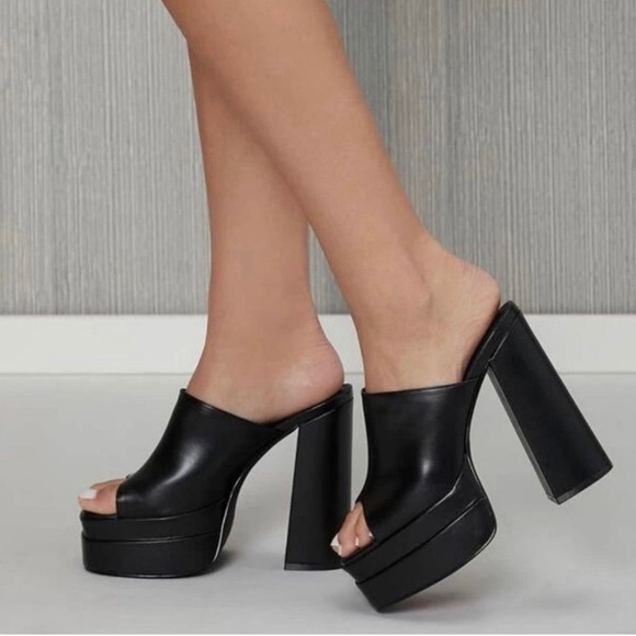 Black platform square toe heels - Picture 2 of 3